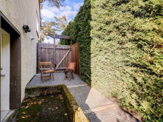 Gallery Garden - stylish, art-filled 1-bedroom suite by Victoria Prime! - 5