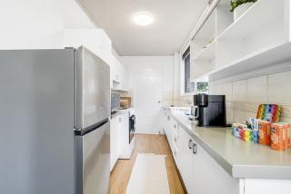 Cosy Ground Floor Unit Moments From The Beach - 3