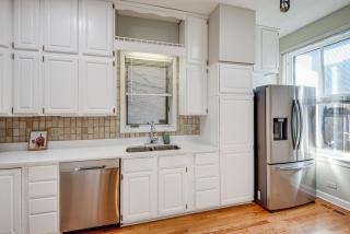 Walk to Wrigley Field! Townhouse with Pool Table - 2