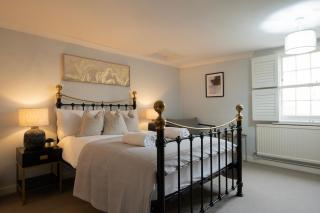 Charming 3BR Cottage Sleeps 8 - 15 Mins to Centre - 4