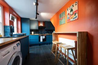 Charming 3BR Cottage Sleeps 8 - 15 Mins to Centre - 8