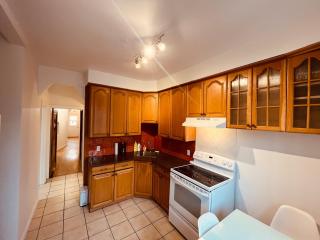 Urban Comfort 3BR Apartment in NDG - 4