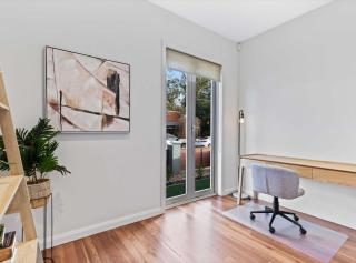 Chic 2-Bed Home By Bustling Shops - 7