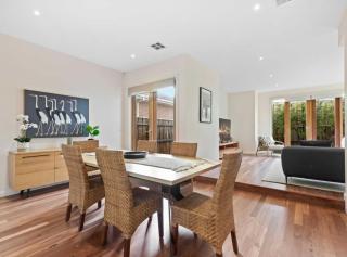 Chic 2-Bed Home By Bustling Shops - 1