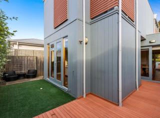 Chic 2-Bed Home By Bustling Shops - 2