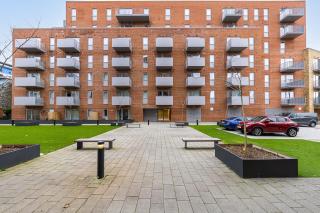 Cosy Central 1 Bed Apartment in Slough Sleeps 4 - 6
