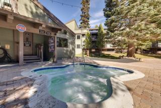 Mammoth Mtn Ski-InandOut Condo with Hot Tub Access! - 7