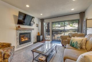 Mammoth Mtn Ski-InandOut Condo with Hot Tub Access! - Mammoth Lakes - 0