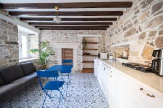 MINIQ HOMES 101 - Near Sea Foça Center 2BR Historic Stone House - 8