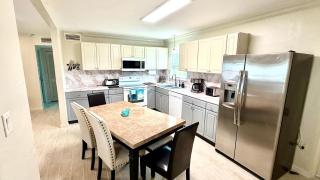 Escape near to Siesta Key with Hot Tub, BBQ, and Fireplace - 2