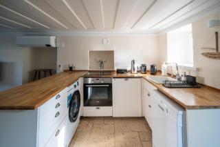 MINIQ HOMES 102 - Historical Stone House with Garden Cinema - 9