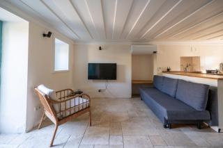 MINIQ HOMES 102 - Historical Stone House with Garden Cinema - 4