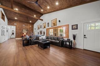 Terracotta Bliss Wimberley Retreat Sleeps 28 - 7