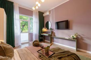 University Square 1BR - Balcony & Church Views - 6