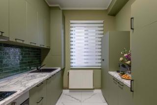 University Square 1BR - Balcony & Church Views - 1