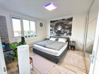 Big 1 Bedroom Apartment near Airport & City Center - 0