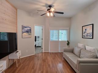 Sunset Palm Stay - Cozy Retreat Near Gulf Beaches - 1