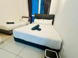 Muji 2B2R 12pax Sunrise Seaview Georgetown Suite - George Town - 3