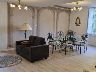 Gîte paisible dans château avec jardin en Auvergne - FR-1-489-604 - 0