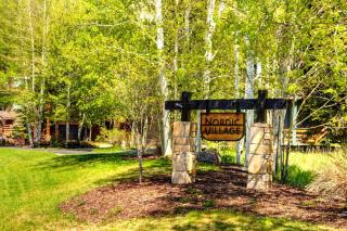 KBM Resorts Nordic Retreat Hot Tub Mountain Views Wood fireplace PAC-2410 - 3