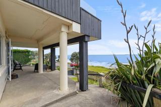 Wow On Wanaka Bay - beachfront living at its best - 1