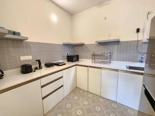 Chic 2BHK Nature View Apartment - Family & Couple-Friendly, Pool, Balcony - Near Candolim Beach - 5