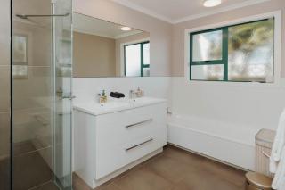 Wanaka Beachouse - stay next to the sand - 2