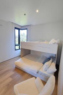 Spacious 2-Bedroom Apt, Free Parking, Steps to the City - 4