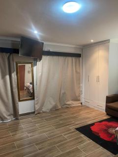 Tucked away with a pool view - 9