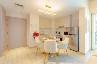 Modern 1-Bed Apartment with Balcony & Free Parking l Near Yas Mall & F1 Yas Island & Sea world - 3