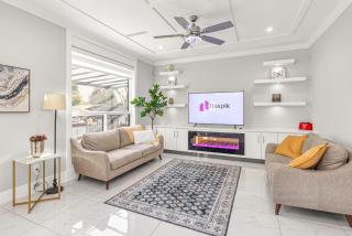 8BR New Spacious Home White Rock HVAC Free Parking - 0