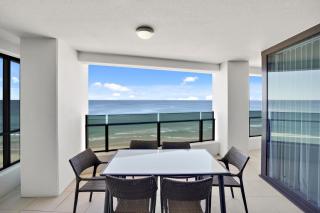 Beachfront Luxury in Soul Surfers Paradise 9th - 7