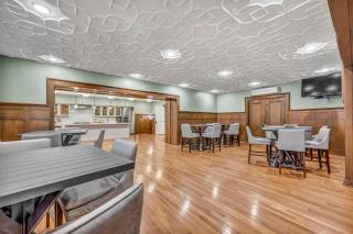 Luxe Flat with Heated Pool Sauna Rooftop Deck Gym - 4