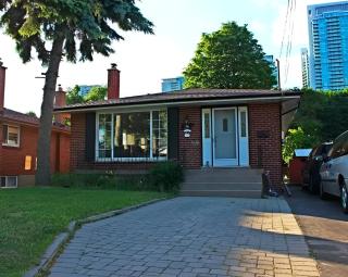 Cozy Private 2 bedroom apartment, free Wifi, free parking in heart of Toronto, surrounded by nature - 7