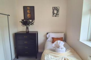 Harebell House 2Bd newly renovated near M5, M6, J9, and J7 - 2