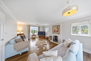 Spacious Stylish Modern House - Sleeps 14 6BR - 8