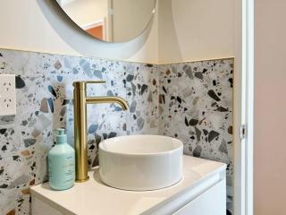 Bright City 2BR w/ Air-Con Walk to Uni & Queen St - 6