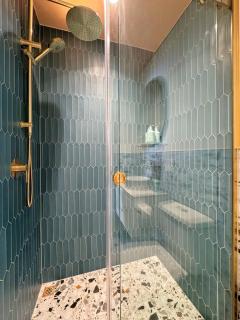 Bright City 2BR w/ Air-Con Walk to Uni & Queen St - 5