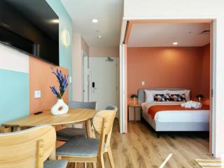 Bright City 2BR w/ Air-Con Walk to Uni & Queen St - 2