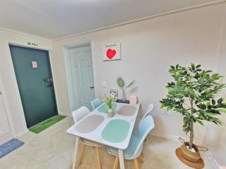 MAPO Station ZERO WATER STAY Mapo Station 7 mins Gongdeok Station 1stop YeouiNaru Han River 1stop Hongdae Sinchon Ideae 20 mins - 4