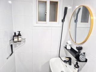 MAPO Station ZERO WATER STAY Mapo Station 7 mins Gongdeok Station 1stop YeouiNaru Han River 1stop Hongdae Sinchon Ideae 20 mins - 1