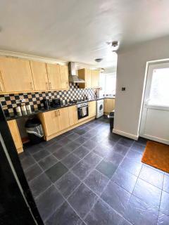 Convenient and comfortable home in Swansea - 2