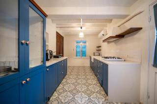 MINIQ HOMES 104 - The Luxurious Stone Retreat - 9