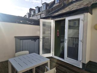 City Centre Flat with Free Parking, King Bed and Terrace - 3