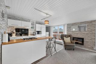 Coastal Charm: Modern Retreat by Seafront - Largs - 9