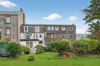 Coastal Charm: Modern Retreat by Seafront - 8