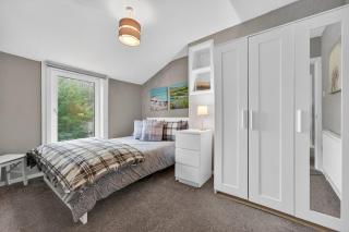 Coastal Charm: Modern Retreat by Seafront - Largs - 7