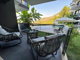 Stylish Lounge Apartment with Pool & Views - 0
