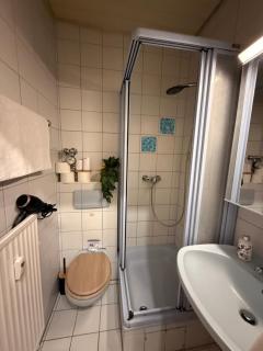 1 Zi Ferien Wohnung Kiel Mitte an der Universität zu Kiel-Alsenstrasse 17, perfekt auch als Schadenwohnung, eigener Parkplatz, große Wohnküche, Wlan, gemütlich möbliert, je 3 Min zur Universitätsklinik, Ostsee, Seebäder, City, Luxusfähren - Kiel - 3