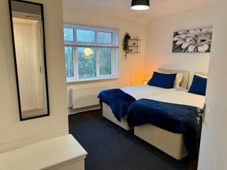 Modern 5 Bed 3 Bath Perfect For Families & Work In Bolton - 6